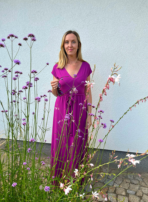 Šaty s výstřihem na zádech Purple krátké