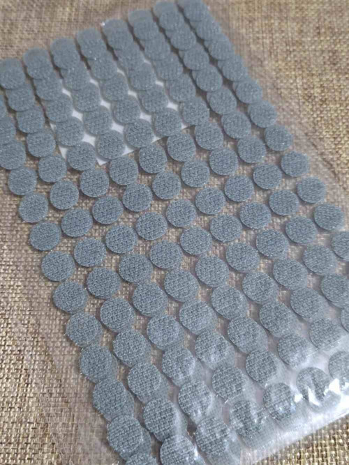Suchý zip samolepicí kolečka Ø10 mm šedá