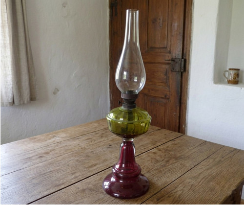Světlo v komoře... starožitná petrolejová lampa