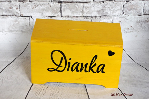 Dřevěná pokladnička se jménem žlutá se srdíčkem