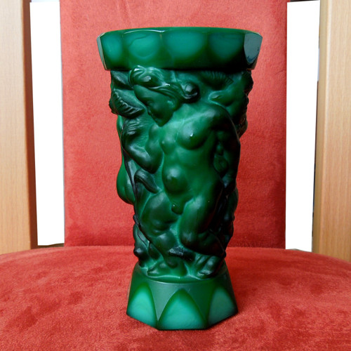 Malachitová autorská Art Deco váza s akty muži