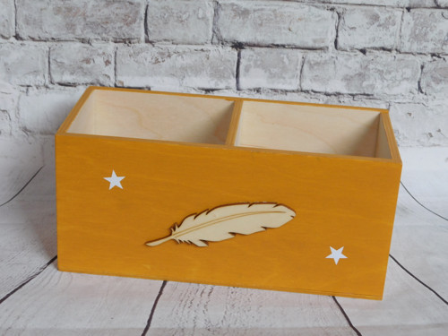 Dřevěný pastelkovník s pírkem hnědobéžový