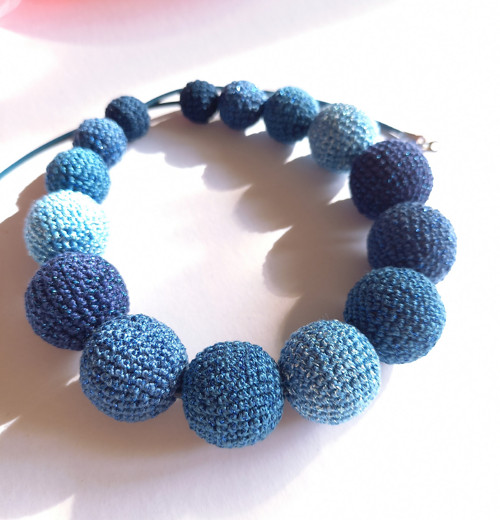 Modré korále z luxusních a lurex materiálů
