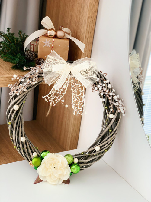 VÁNOČNÍ VĚNEC SMETANOVÝ KVĚT - průměr 34 cm