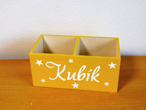 Dřevěný pastelkovník se jménem žlutý, bílé písmo
