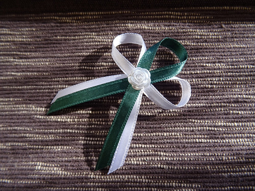 Vývazek s růžičkou - bílá / zelená tmavá 689