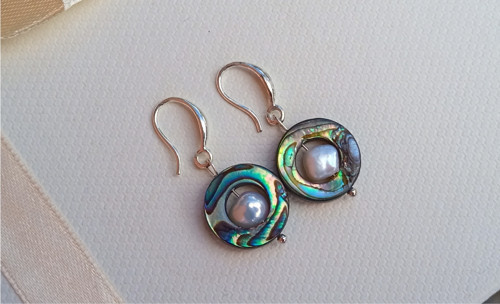 Abalone paua perleť s říčními perlami, náušnice