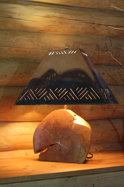 Dřevěná lampa s měděným stínítkem-„ŠRAFOVÁNÍ"
