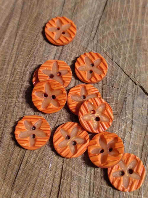 Knoflík zdobený květem barva oranžová