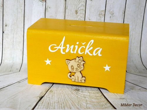 Dřevěná pokladnička se jménem a kočičkou žlutá