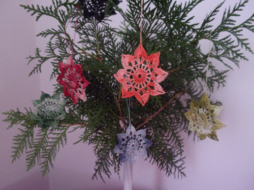 Háčkovaná vločka melír 7,5 cm