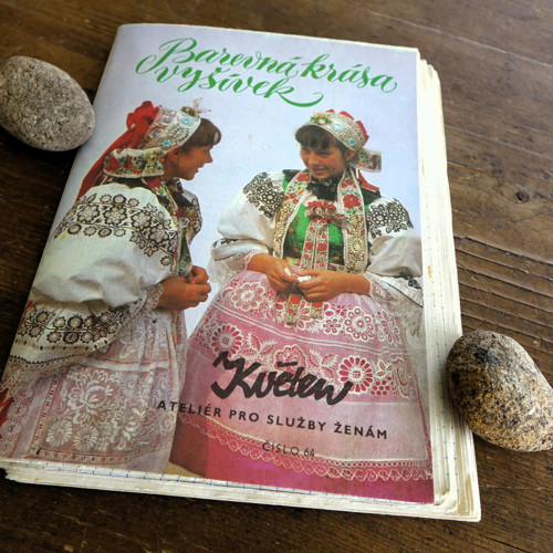 Barevná krása výšivek ... Ateliér KVĚTEN