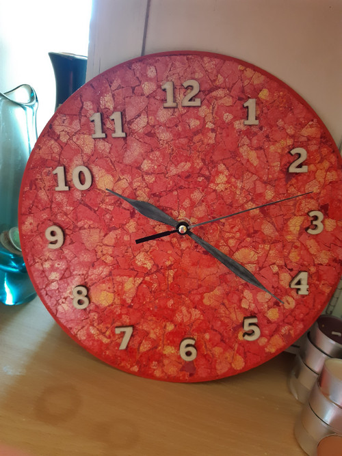 Červené nástěnné hodiny z vaječných skořápek