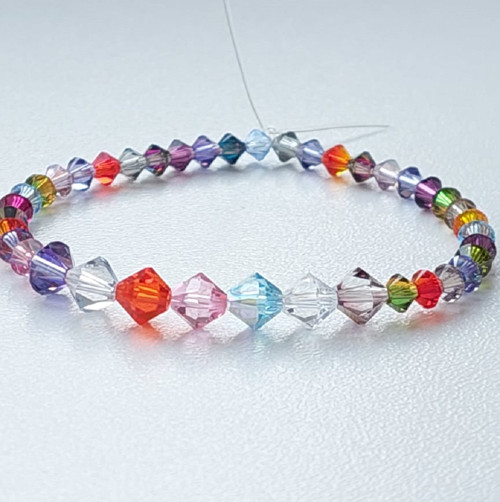 Náramek z minerálů Swarovski. Pestrý