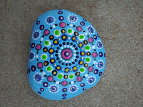Malovaný kámen "modrá mandala"