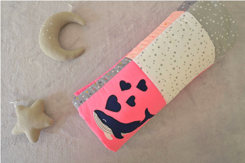 Růžová deka s velrybami