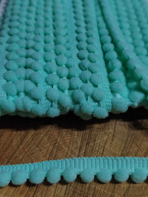 Prýmek šíře 11 mm s bambulkami Ø5 mm mint