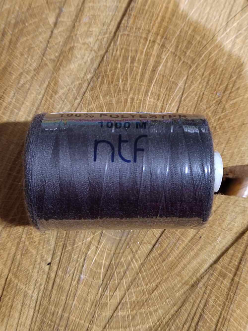 Polyesterové nitě NTF 1000 m 748 šedá tmavá