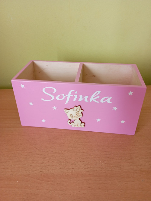 Dřevěný pastelkovník se jménem a kočičkou