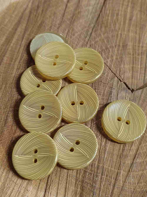 Knoflík dvoudírkový žlutohnědý