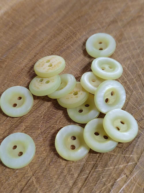 Knoflík světle žlutý košilový dvoudírkový