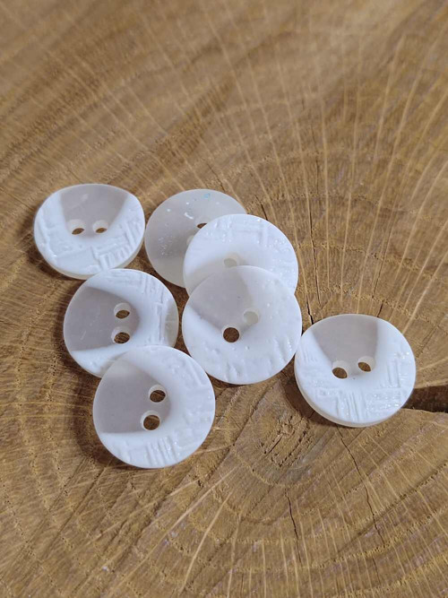 Knoflík půlměsíc zdobený barva bílá