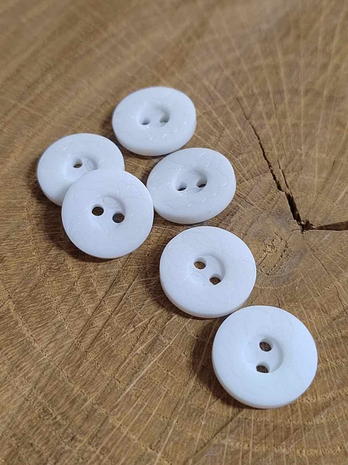 Knoflík bílý se sníženým středem dvoudírkový