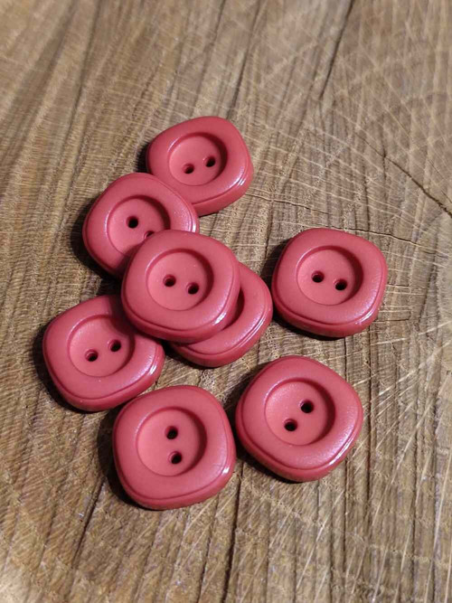 Knoflík hnědý čtvercový zakulacené rohy