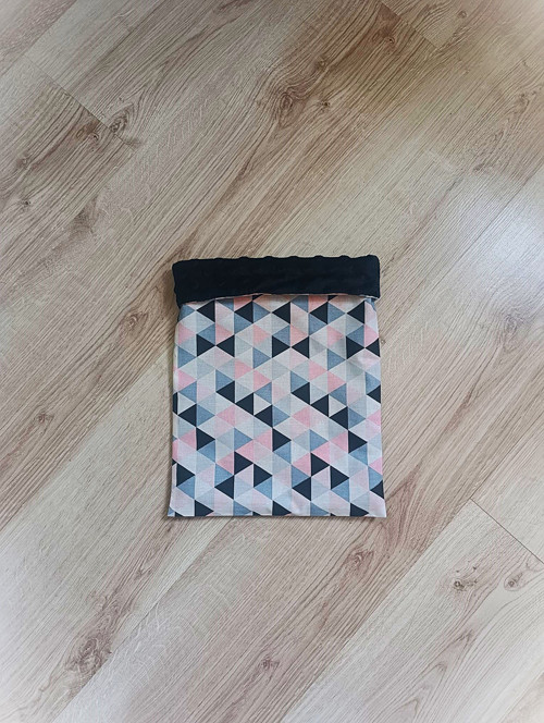 Tulipytlík pro morčátka "Geometrie" růžový