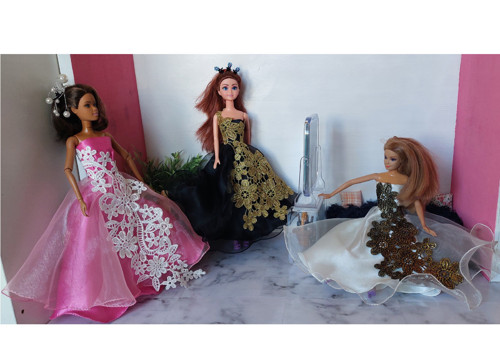 Šatičky s aplikací pro Barbie