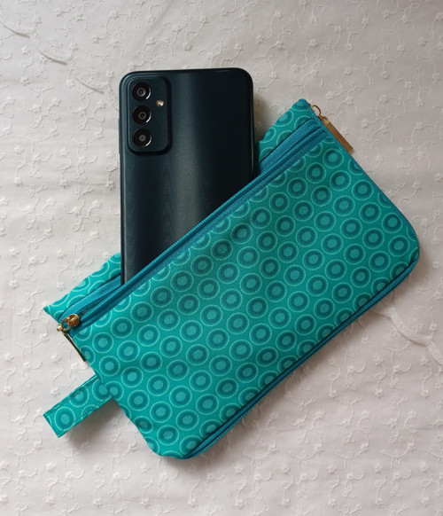Tyrkysové pouzdro na telefon s geometrickým vzorem