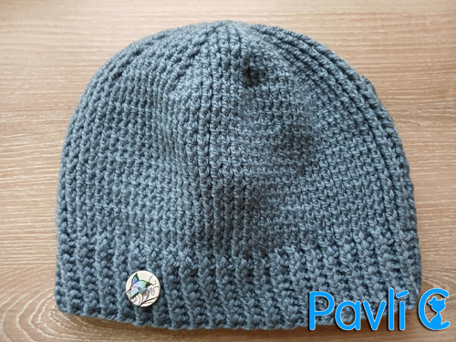 Šedomodrá čepice s knoflíkem motýl