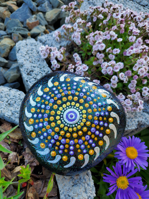 Malovaný kámen "Fialovozlatá mandala"