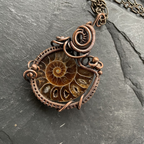 Drátovaný přívěsek Amonit steampunk
