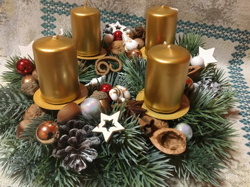 Adventní věnec staročeský ve zlaté - 3D jehličí