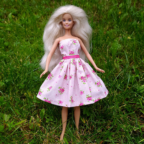 Šaty pro klasickou Barbie