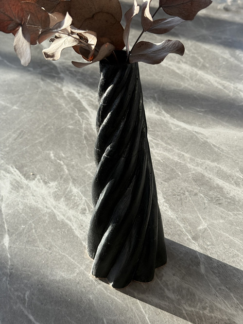 Betonová váza SPIRÁLA černá
