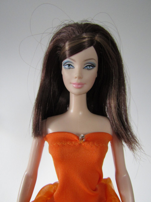 Šaty pro barbie oranžové s kamínkem.