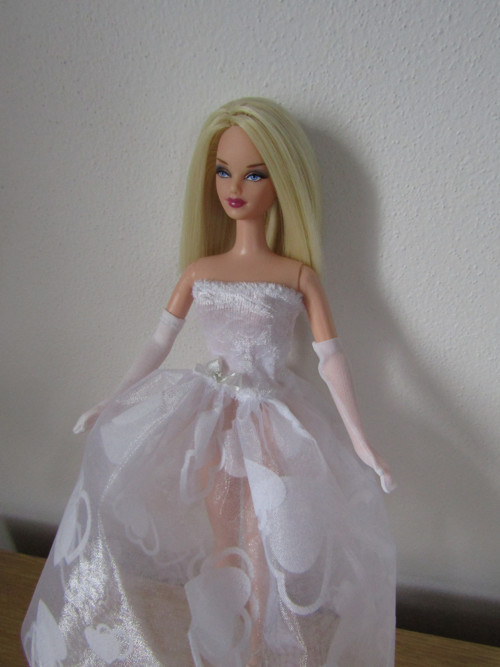 Šaty pro barbie bílé se srdíčky