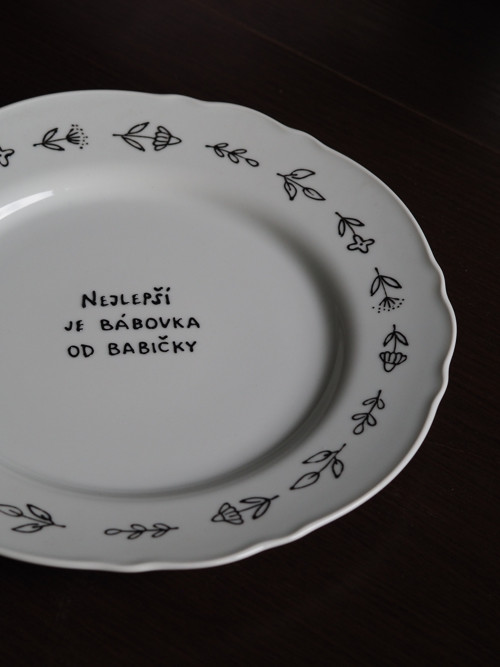 Bílý ručně malovaný talíř BÁBOVKA