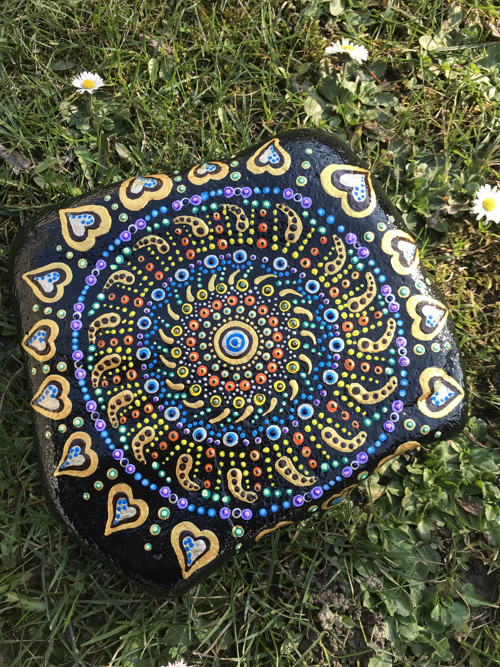 Malovaný kámen "Zlatá mandala"