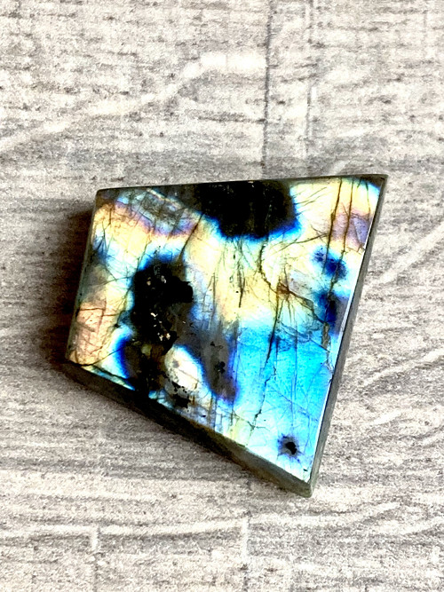 Labradorit ohnivý-kabošon,minerál broušen, 63 Ct.