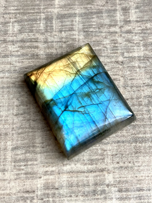 OHNIVÝ Labradorit-Kabošon, broušený minerál 49 Ct