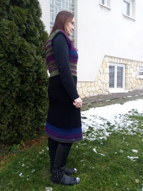 Barevné háčkované šaty