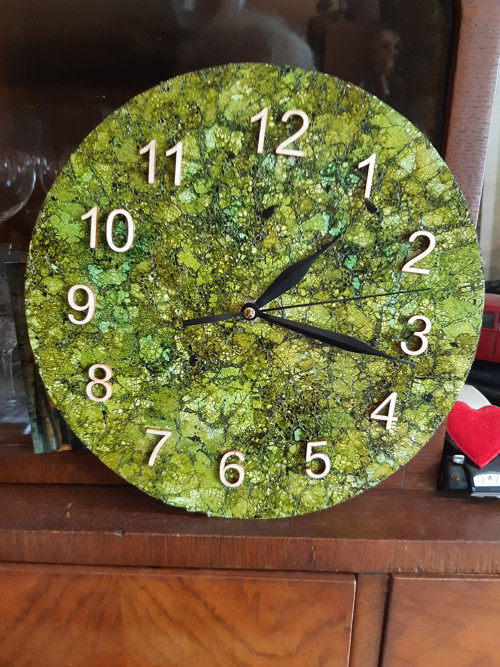 Zelené hodiny se slepičími skořápkami