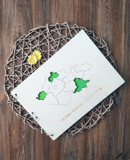 Dřevěné fotoalbum mapa