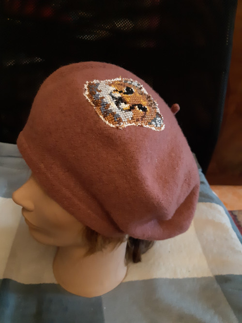 Hnědý baret s ruční výšivkou hlavy géparda