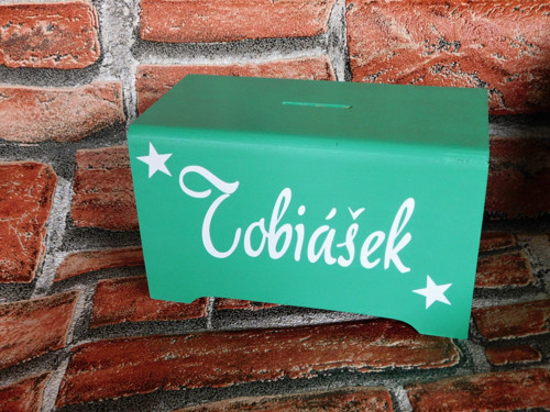 Dřevěná pokladnička se jménem smrčková