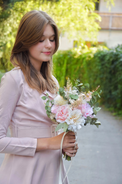 Menší svatební kytice Boho s eukalyptem
