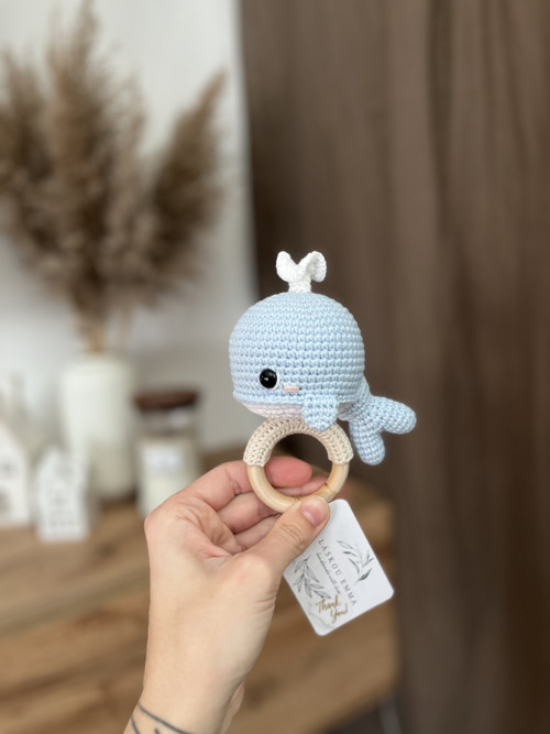 Háčkované chrastítko - Velryba - baby blue
